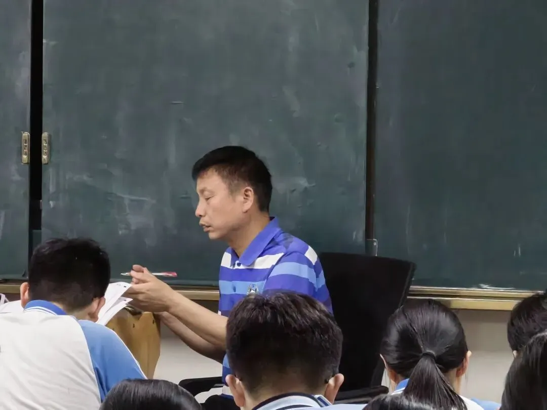 拄拐坚守讲台 初心护航中考——淮阳中学初中部孙振辉老师带病守护学子冲刺路 第2张