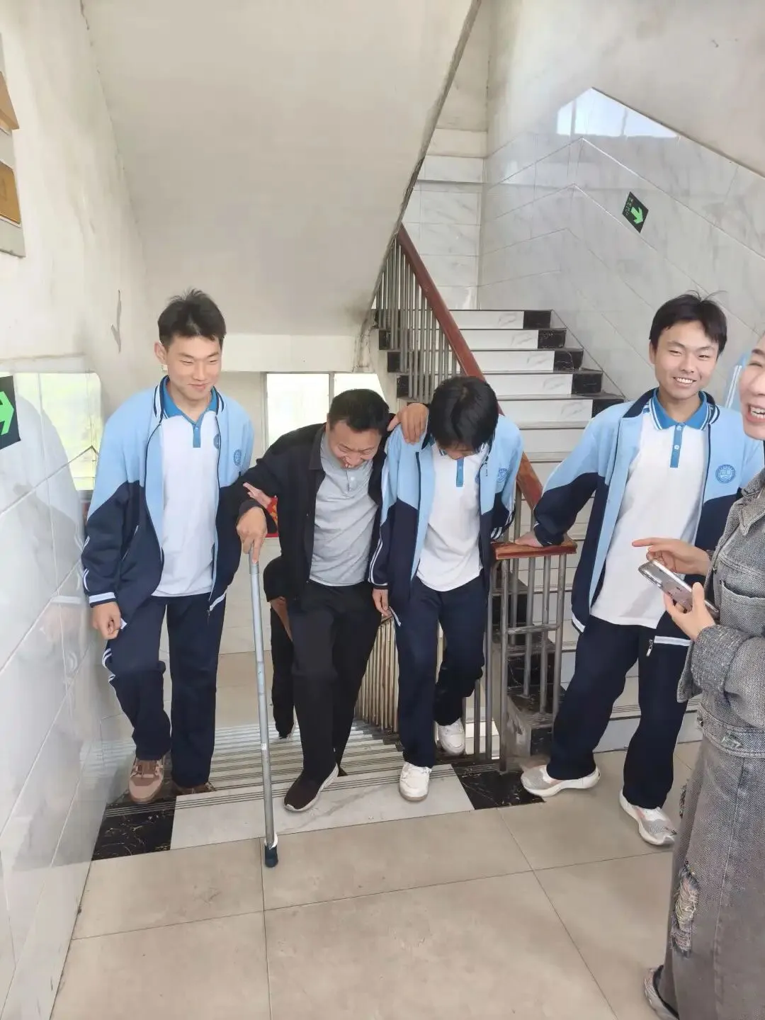 拄拐坚守讲台 初心护航中考——淮阳中学初中部孙振辉老师带病守护学子冲刺路 第4张