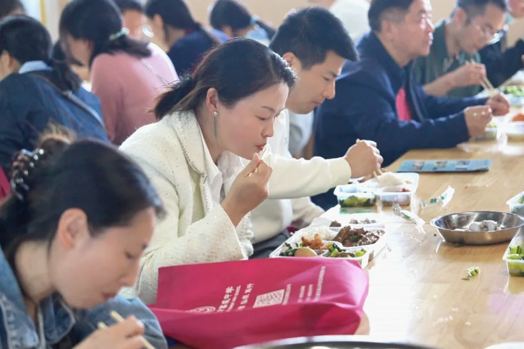 媒体报道 | 60多名中考过省示范线考生,在提前批选择这所高中 第29张