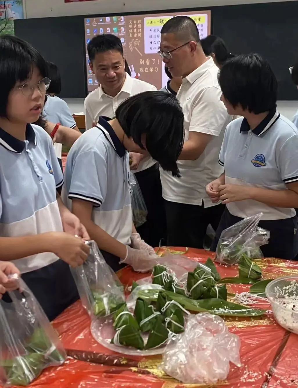 迎端午 传匠心 助中考—记M1七年1班包粽子比赛 第88张 迎端午 传匠心 助中考—记M1七年1班包粽子比赛 第88张