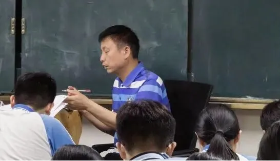 拄拐坚守讲台 初心护航中考——淮阳中学孙振辉老师带病守护学子冲刺路 第3张