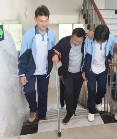 拄拐坚守讲台 初心护航中考——淮阳中学孙振辉老师带病守护学子冲刺路 第4张
