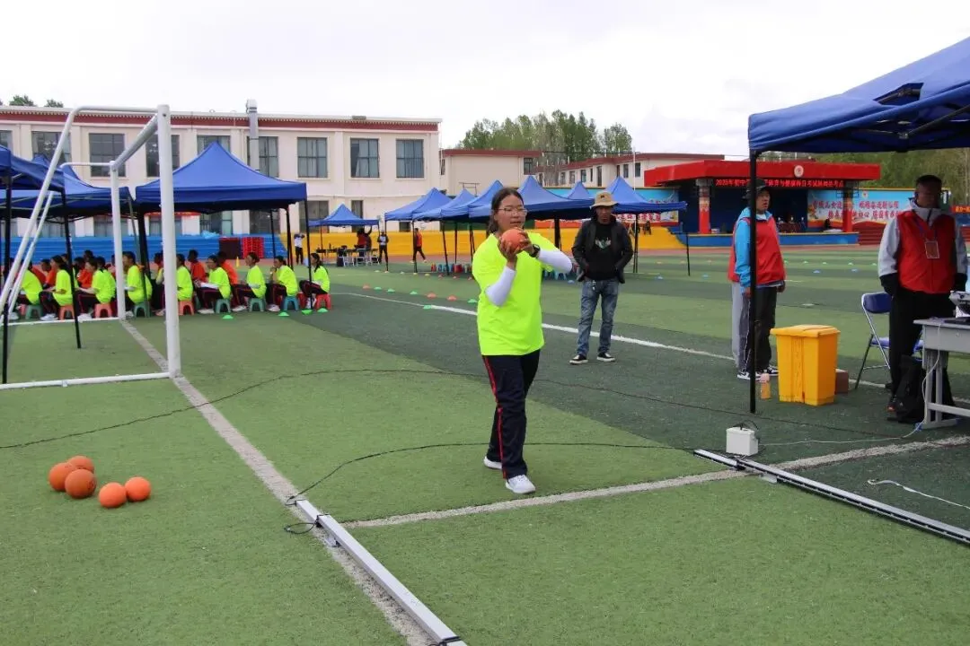 磨砺体魄迎中考 活力少年展风采——林周县中学圆满完成2026届毕业班体育与健康科目学业水平考试 第8张