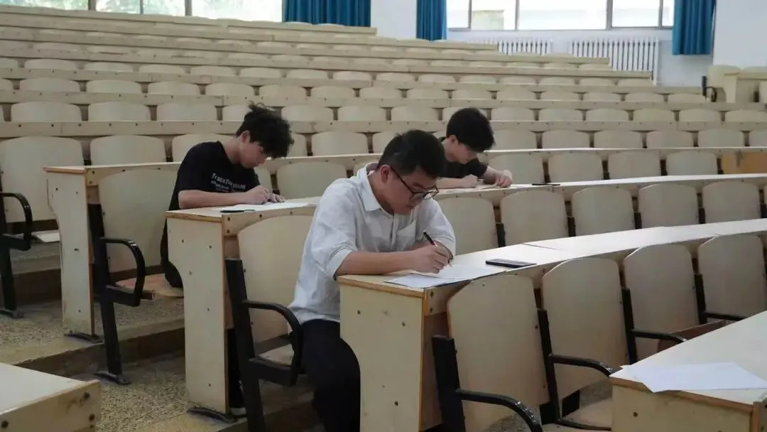 机械学院举办四六级全真模拟考试 第8张