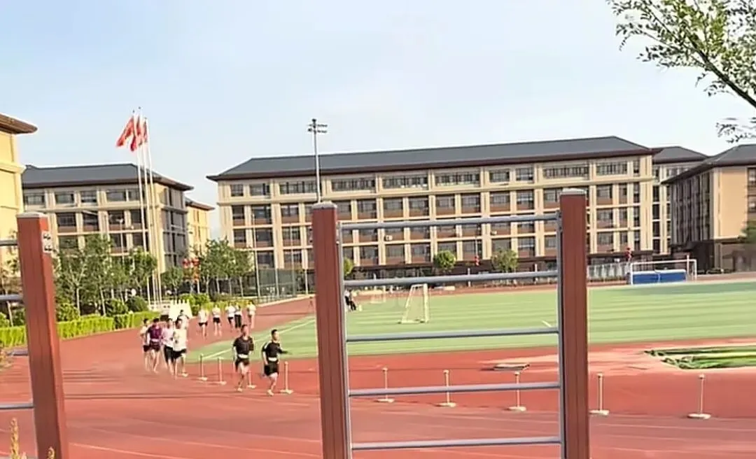 太谷家长为中考体测学子加油助威 第2张