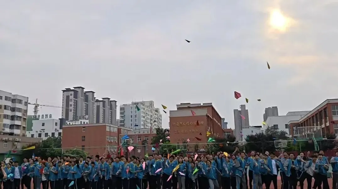新乡市第十八中学校召开中考三十天冲刺动员大会 第11张
