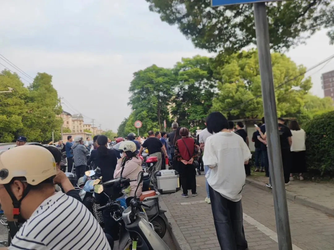 宝山郊区家长会后破防:上海中考的残酷真相,是我们普通家庭卷不起又放不下的执念 第1张
