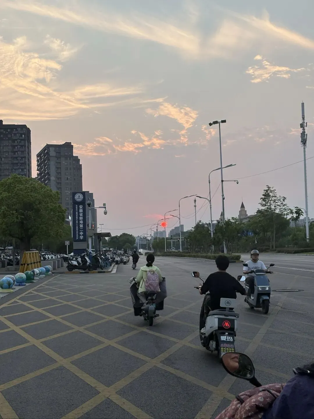 五点半下班到家吃过晚饭重回单位拿试卷突然觉得似乎家门没关好遂打道回府确认木有问题后又回单位突然发现迎面的晚霞灿烂美好下车拍照然后 第1张