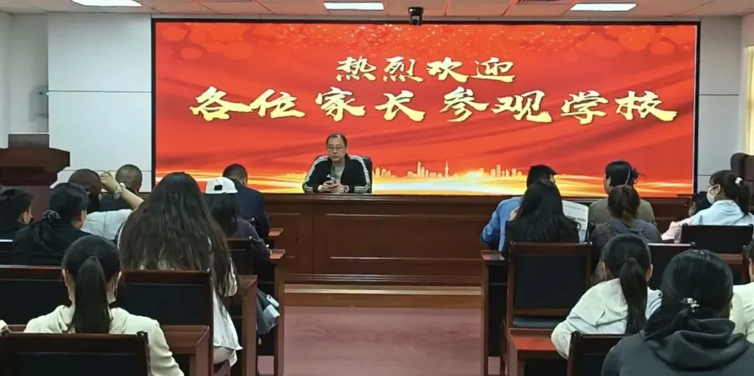 学校组织开展中考招生咨询活动 第2张