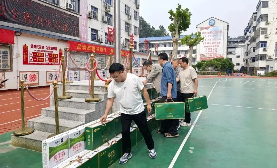 情系学子暖人心 凝心聚力助中考——栾川县耕莘街道党工委办事处领导莅临城关中学慰问备考师生 第9张