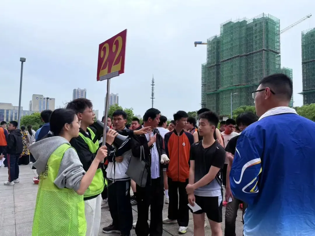 星火青春践志愿 健匠服务守护中考体育——体育与健康学院学生党支部赴莲塘三中体育志愿服务圆满结束 第6张 星火青春践志愿 健匠服务守护中考体育——体育与健康学院学生党支部赴莲塘三中体育志愿服务圆满结束 第6张