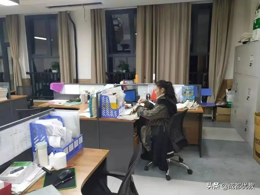 教师必看!用 AI 做课件、批作业、出试卷,每天少加班 2 小时,工具清单 第1张