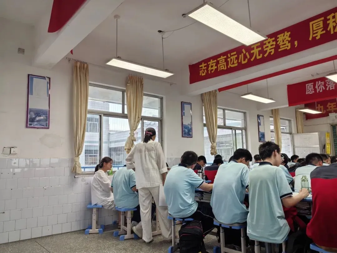 中考倒计时23天家长陪读给予孩子的最坚强力量 第1张