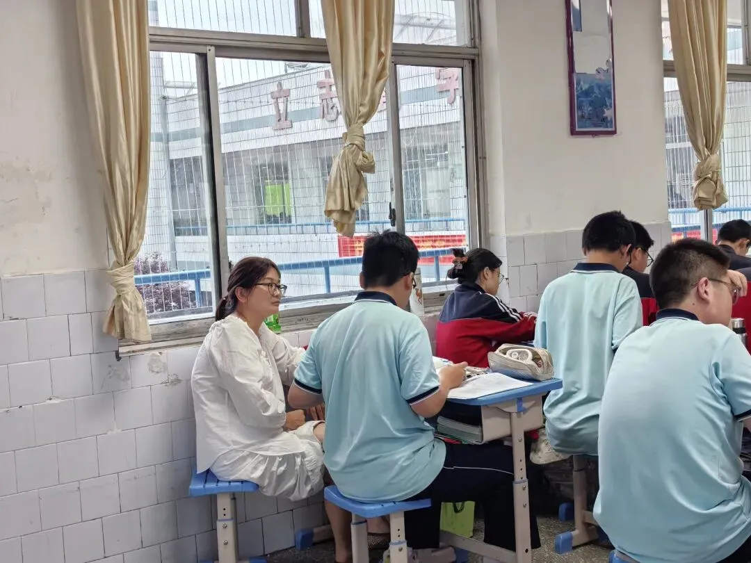 中考倒计时23天家长陪读给予孩子的最坚强力量 第2张