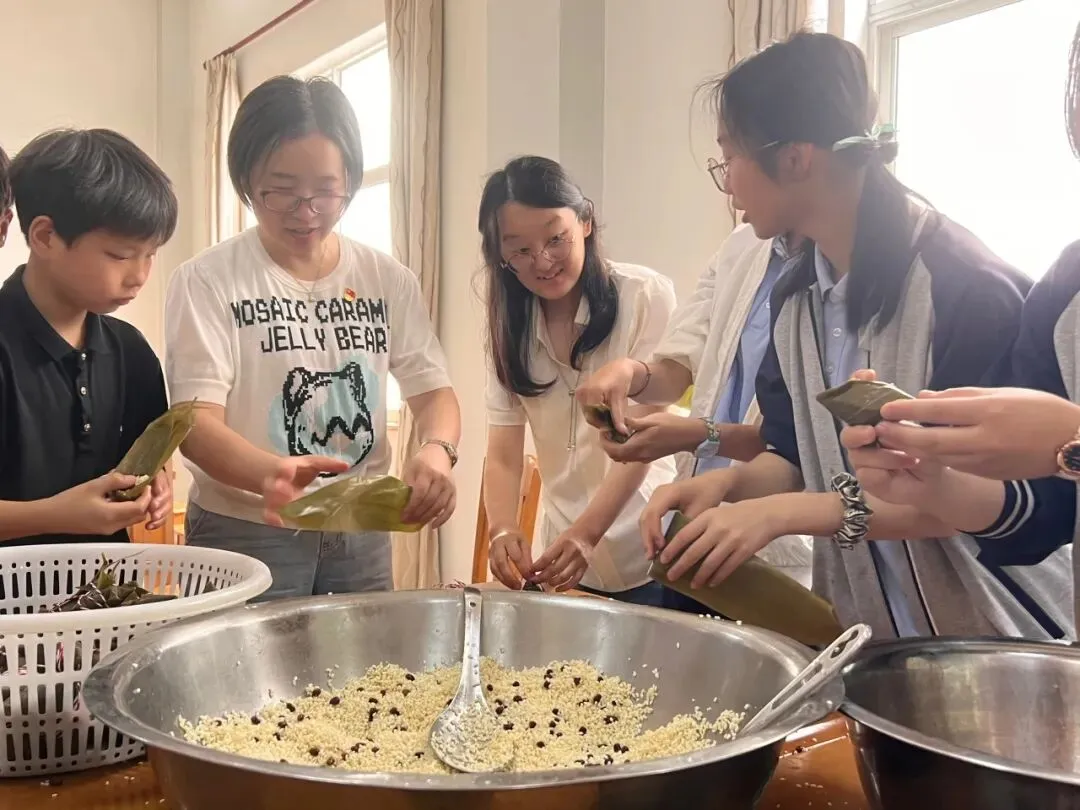 粽香沁心,送福中考 | 北厍中学“包粽祈福”活动温情落幕 第14张