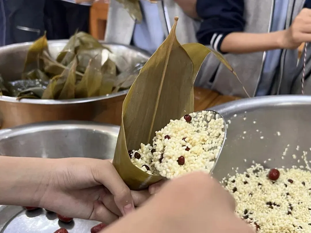 粽香沁心,送福中考 | 北厍中学“包粽祈福”活动温情落幕 第31张