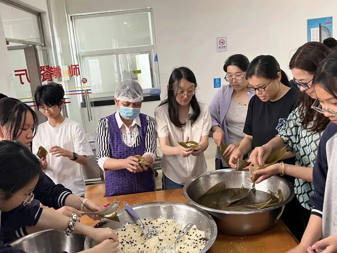 粽香沁心,送福中考 | 北厍中学“包粽祈福”活动温情落幕 第32张