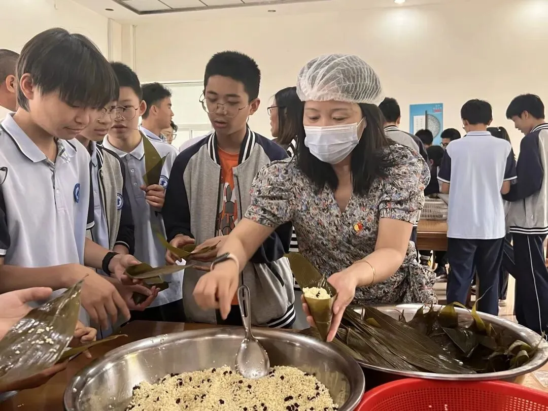 粽香沁心,送福中考 | 北厍中学“包粽祈福”活动温情落幕 第33张