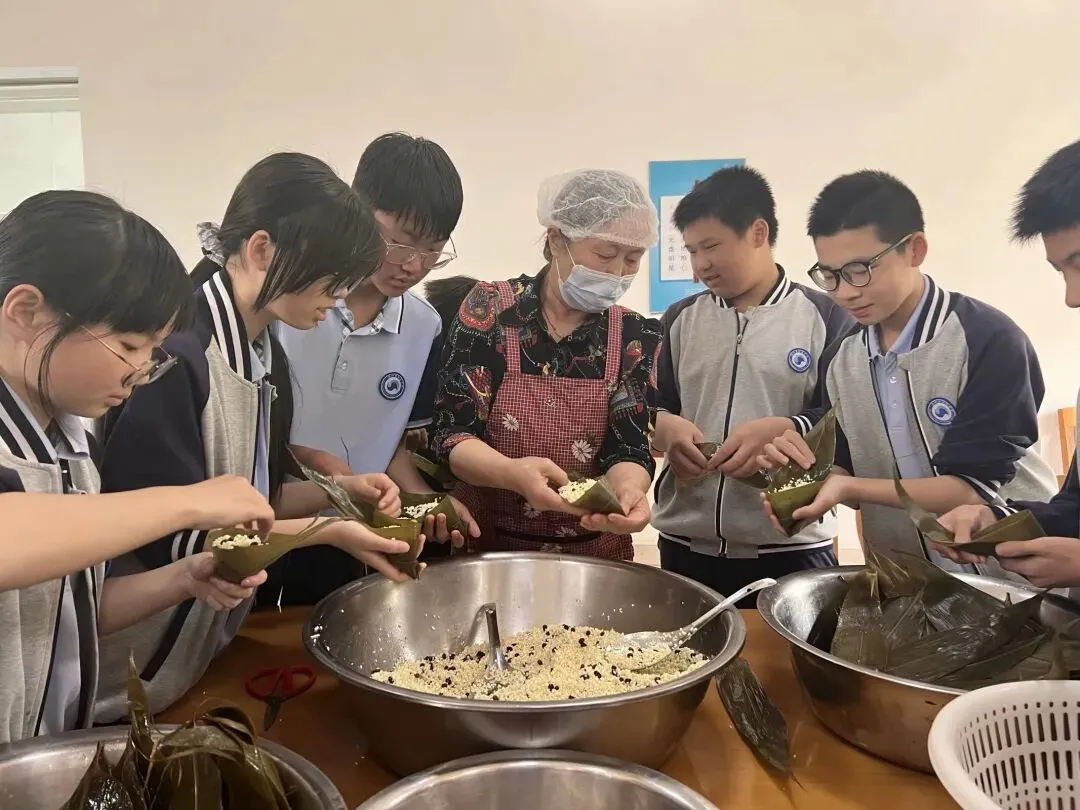 粽香沁心,送福中考 | 北厍中学“包粽祈福”活动温情落幕 第34张