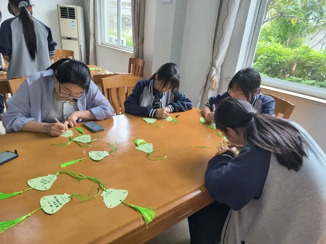粽香沁心,送福中考 | 北厍中学“包粽祈福”活动温情落幕 第46张