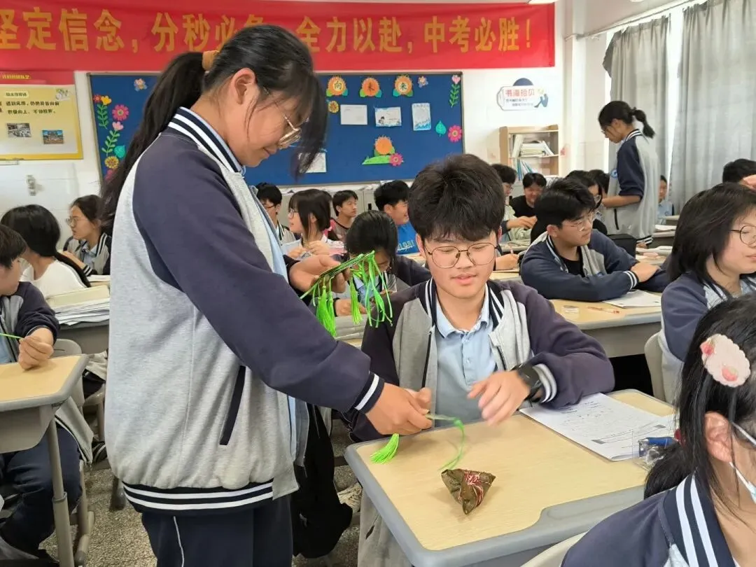 粽香沁心,送福中考 | 北厍中学“包粽祈福”活动温情落幕 第73张