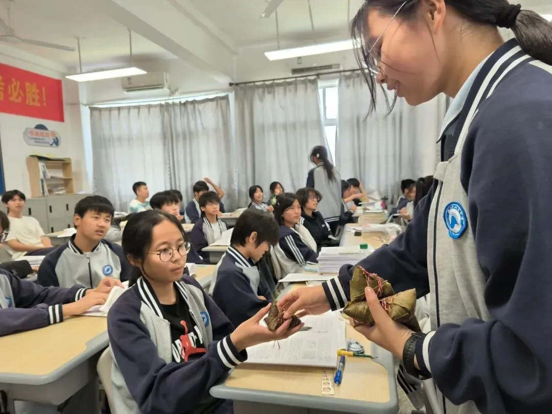 粽香沁心,送福中考 | 北厍中学“包粽祈福”活动温情落幕 第77张