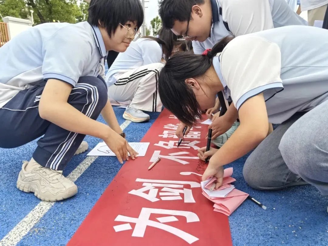 【中考动态】今朝亮剑耀乾坤  决胜六月铸荣光——无锡市滨湖区南泉中学开展2026届赋能护航团辅活动 第51张