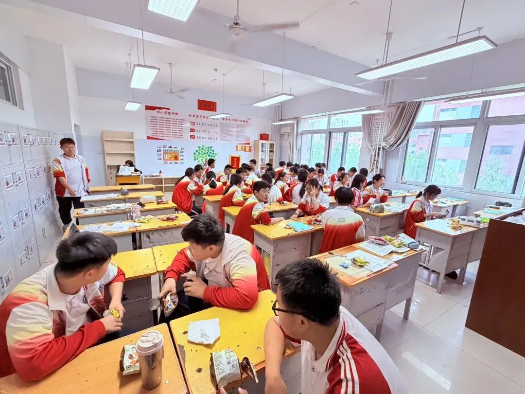 舌尖上的初三,暖心聚力战中考|聊城文苑初级中学初三107班别样减压主题班会课 第2张