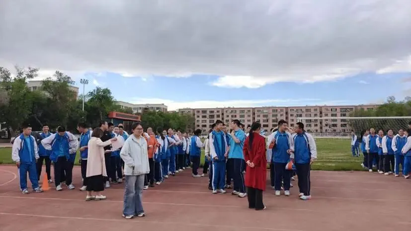 【特色活动】 绳聚合力 决战中考——石河子第八中学九年级拔河比赛圆满落幕 第2张