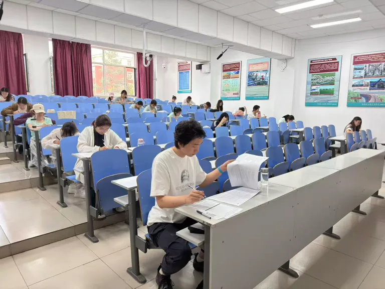 教育学院开展大学英语四级模拟考试 第6张
