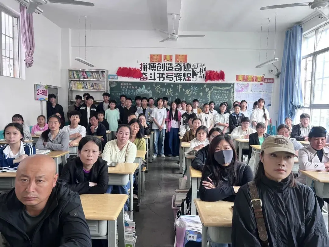 家校同心筑梦 携手冲刺中考——彝良县实验中学举行中考冲刺动员大会暨家长会 第8张