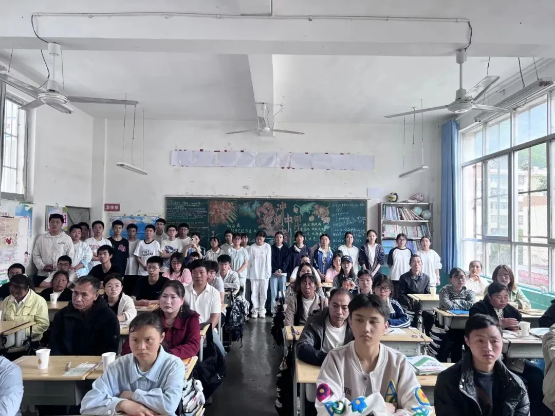 家校同心筑梦 携手冲刺中考——彝良县实验中学举行中考冲刺动员大会暨家长会 第9张