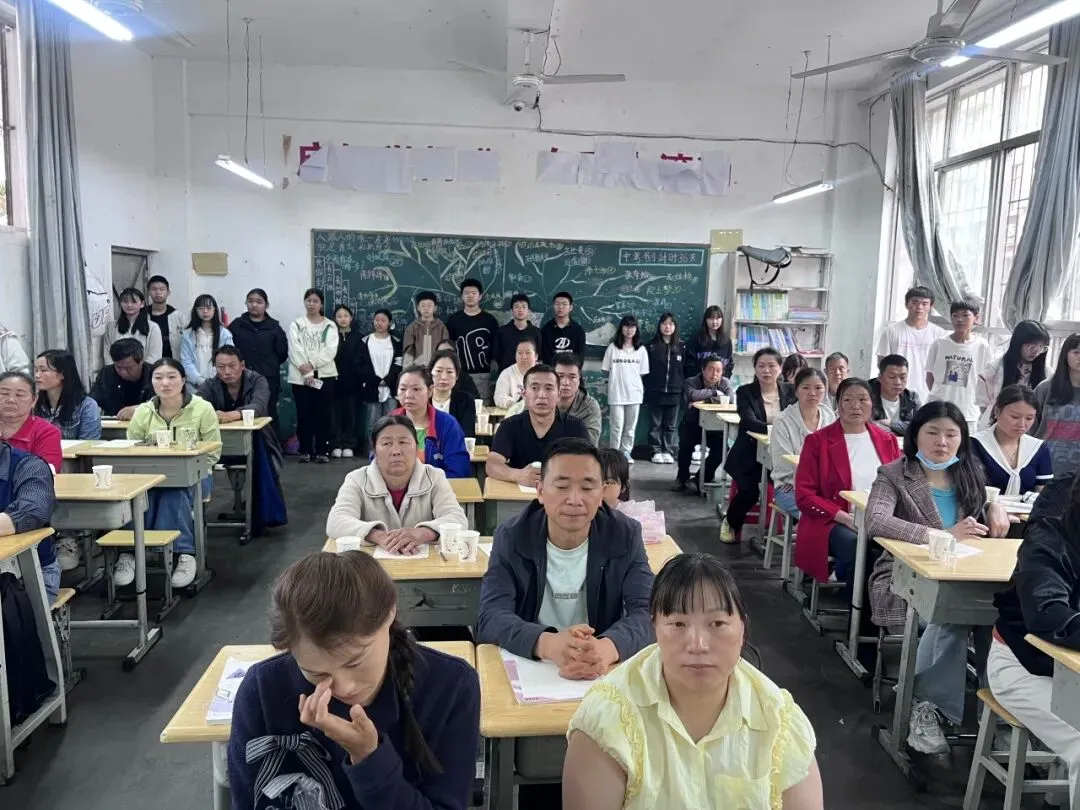 家校同心筑梦 携手冲刺中考——彝良县实验中学举行中考冲刺动员大会暨家长会 第13张