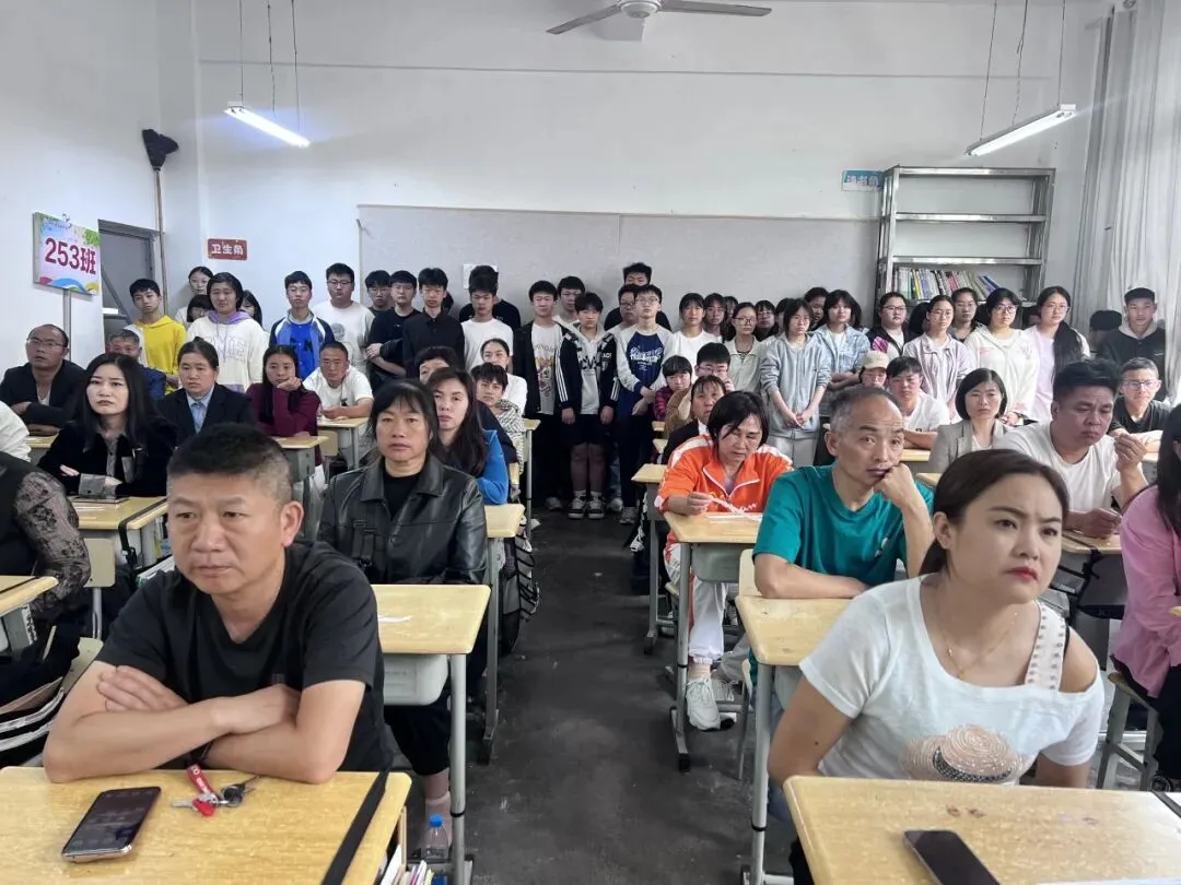 家校同心筑梦 携手冲刺中考——彝良县实验中学举行中考冲刺动员大会暨家长会 第15张