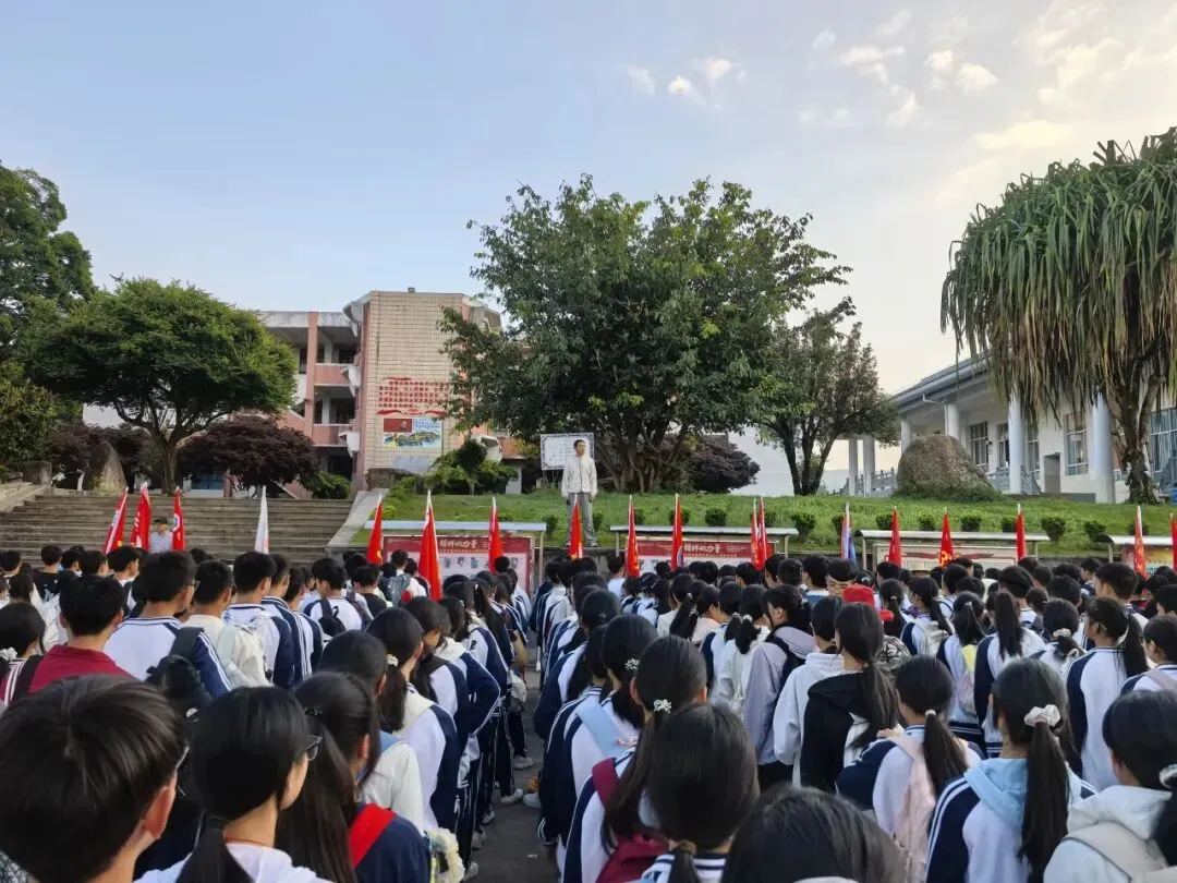 踏歌而行赴山野 砺志拼搏战中考——腾冲市中和中学九年级登顶打鹰山开展励志拓展活动 第5张