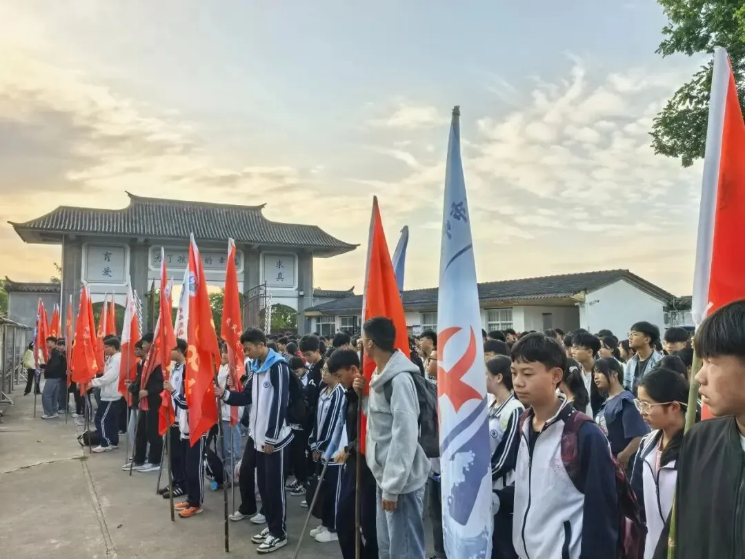 踏歌而行赴山野 砺志拼搏战中考——腾冲市中和中学九年级登顶打鹰山开展励志拓展活动 第9张