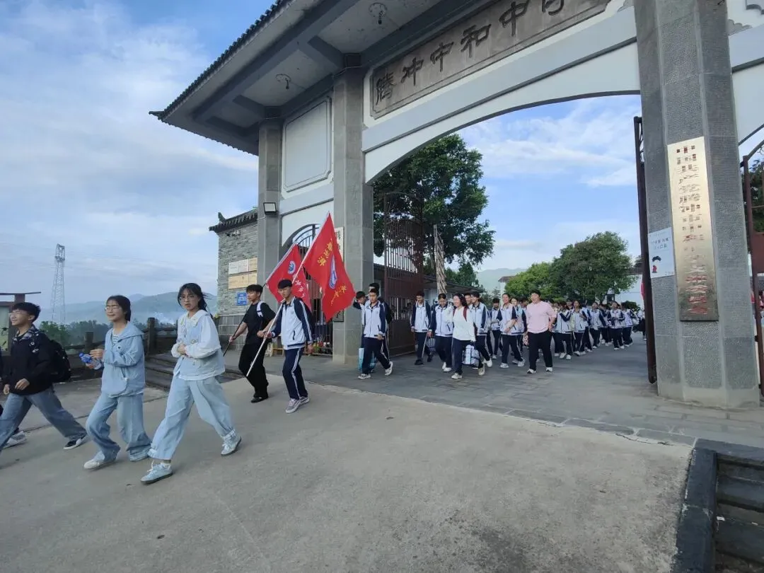 踏歌而行赴山野 砺志拼搏战中考——腾冲市中和中学九年级登顶打鹰山开展励志拓展活动 第10张