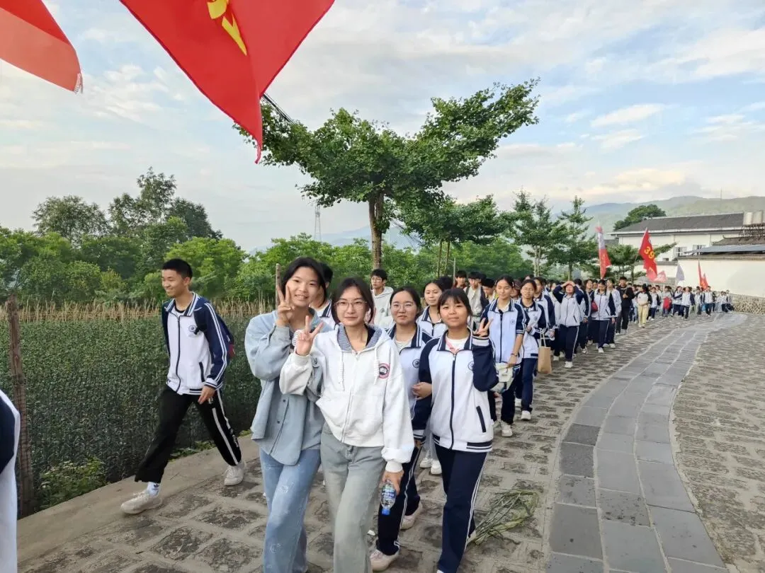 踏歌而行赴山野 砺志拼搏战中考——腾冲市中和中学九年级登顶打鹰山开展励志拓展活动 第11张