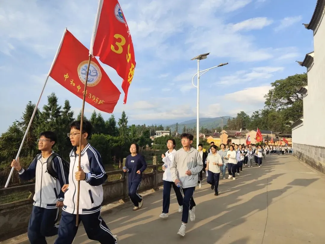 踏歌而行赴山野 砺志拼搏战中考——腾冲市中和中学九年级登顶打鹰山开展励志拓展活动 第12张