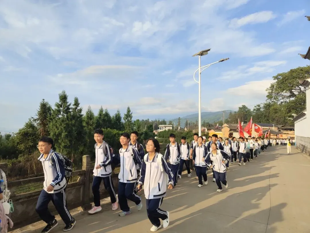 踏歌而行赴山野 砺志拼搏战中考——腾冲市中和中学九年级登顶打鹰山开展励志拓展活动 第13张
