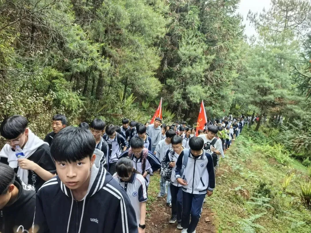 踏歌而行赴山野 砺志拼搏战中考——腾冲市中和中学九年级登顶打鹰山开展励志拓展活动 第17张