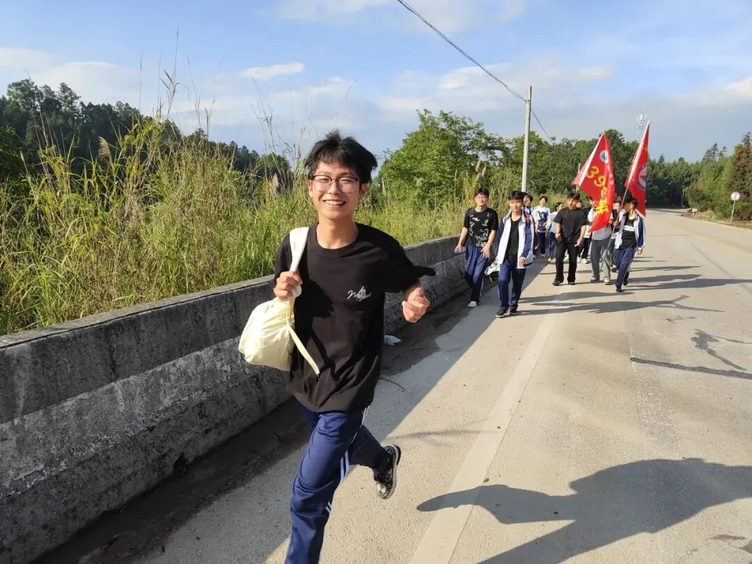 踏歌而行赴山野 砺志拼搏战中考——腾冲市中和中学九年级登顶打鹰山开展励志拓展活动 第18张