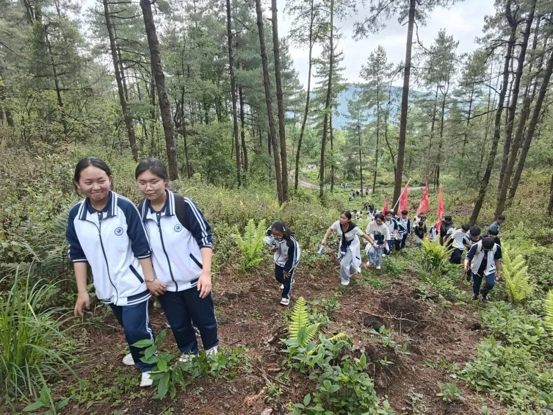 踏歌而行赴山野 砺志拼搏战中考——腾冲市中和中学九年级登顶打鹰山开展励志拓展活动 第19张