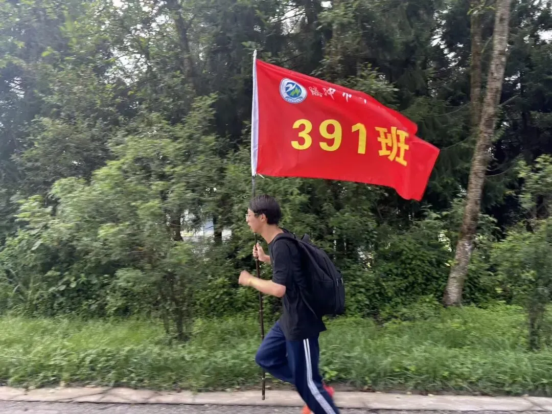 踏歌而行赴山野 砺志拼搏战中考——腾冲市中和中学九年级登顶打鹰山开展励志拓展活动 第24张