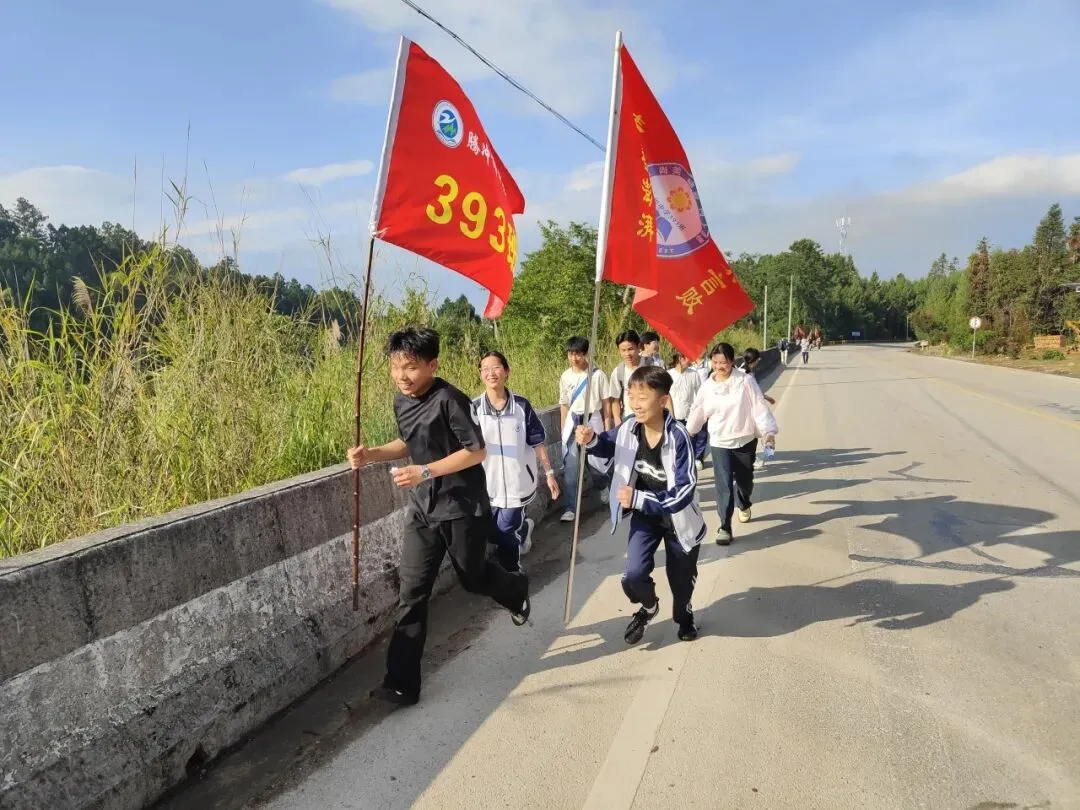 踏歌而行赴山野 砺志拼搏战中考——腾冲市中和中学九年级登顶打鹰山开展励志拓展活动 第25张