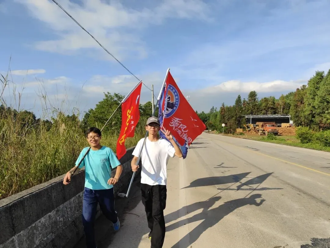 踏歌而行赴山野 砺志拼搏战中考——腾冲市中和中学九年级登顶打鹰山开展励志拓展活动 第26张