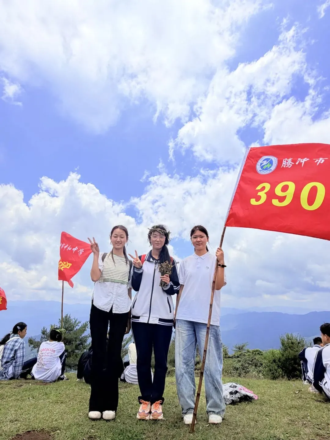 踏歌而行赴山野 砺志拼搏战中考——腾冲市中和中学九年级登顶打鹰山开展励志拓展活动 第28张