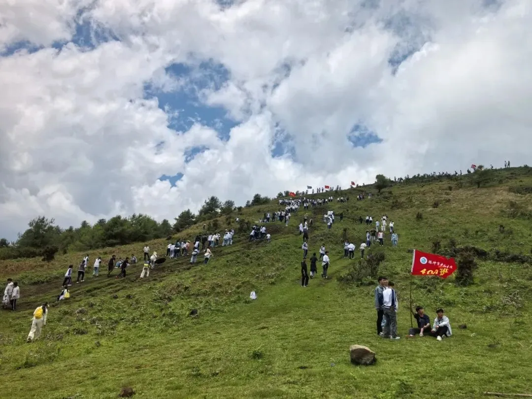 踏歌而行赴山野 砺志拼搏战中考——腾冲市中和中学九年级登顶打鹰山开展励志拓展活动 第30张