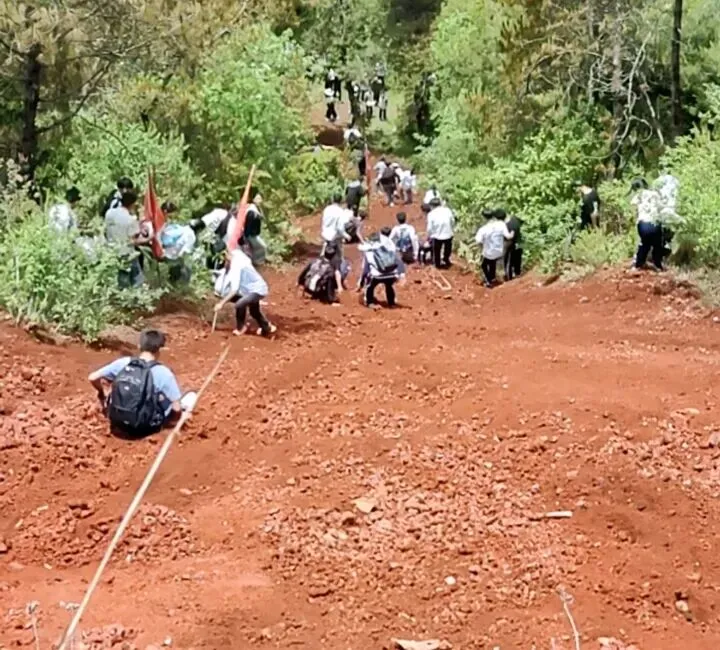 踏歌而行赴山野 砺志拼搏战中考——腾冲市中和中学九年级登顶打鹰山开展励志拓展活动 第37张