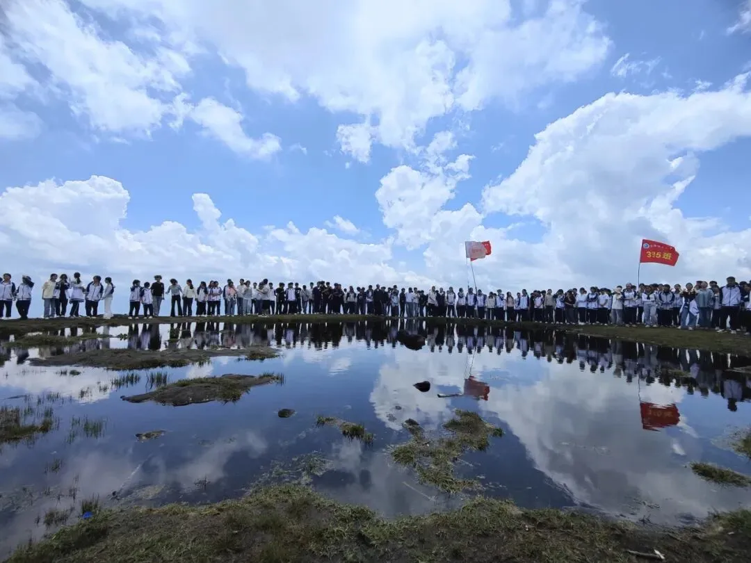 踏歌而行赴山野 砺志拼搏战中考——腾冲市中和中学九年级登顶打鹰山开展励志拓展活动 第40张